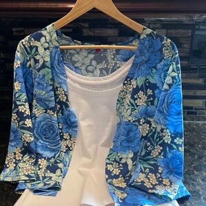 Cardigan. Floral Caribbean blue.
Inside white shell not incl. Medium. NWOT.